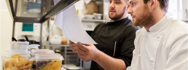 Chef en almacén de cocina 