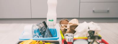 Imagen de cocina con botes de basura