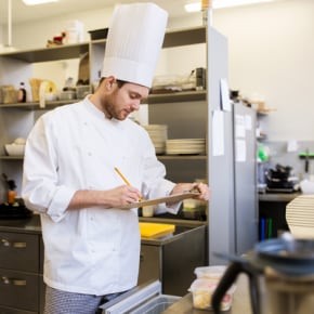 Chef poniéndole precio a un producto. 