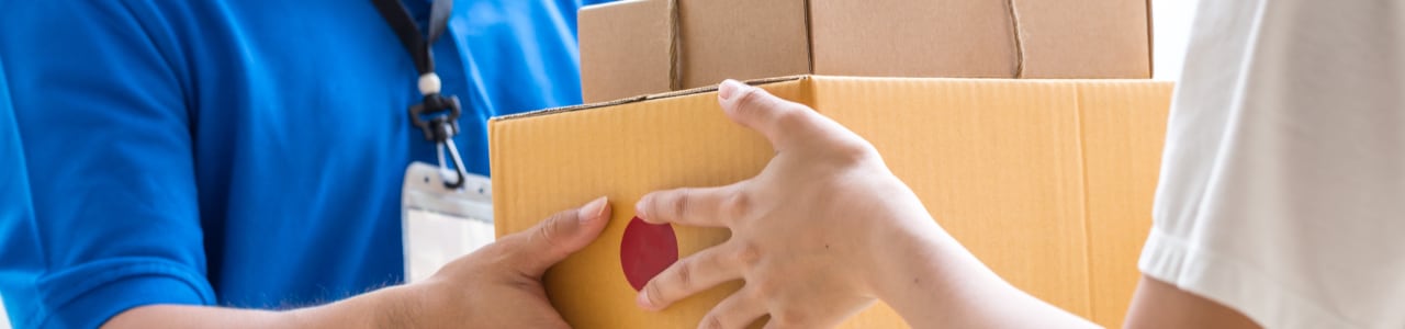 Domiciliario entregando pedido a una señora