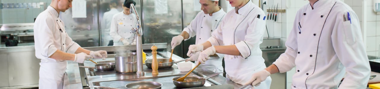Chefs realizando tareas en la cocina. 
