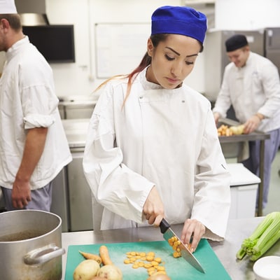 Chef cortando vegetales