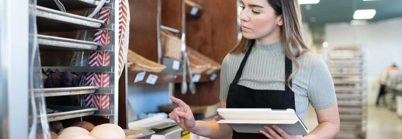 Mujer contando panes 