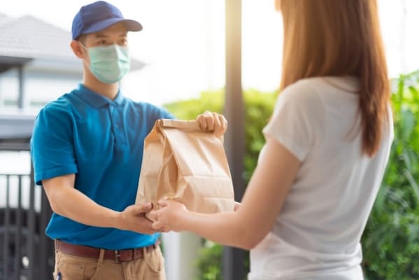 Domiciliario entregando pedido