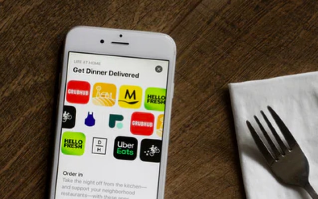 Celular mostrando diferentes aplicaciones
