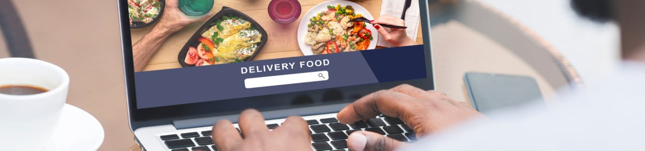 Persona pidiendo domicilio en computador 