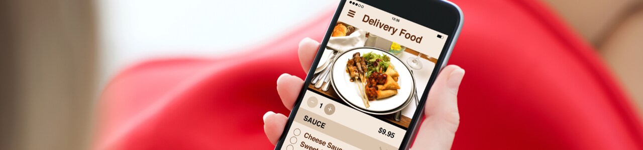 Imagen de celular proyectando  una plataforma de comida a domicilio