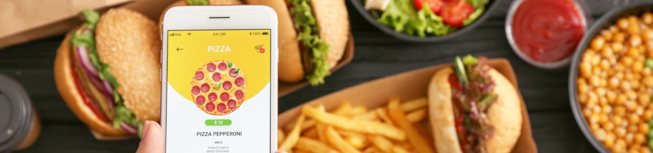 Imagen de celular pidiendo domicilio de pizza